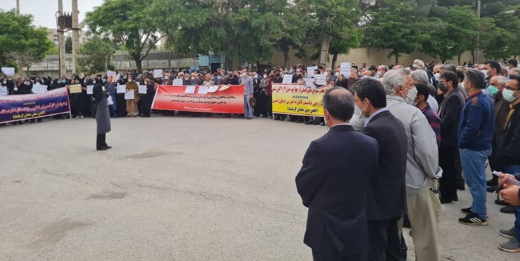 تجمع اعتراضی بازنشستگان به عدم تصویب افزایش مستمریها تجمع اعتراضی بازنشستگان به عدم تصویب افزایش مستمریها