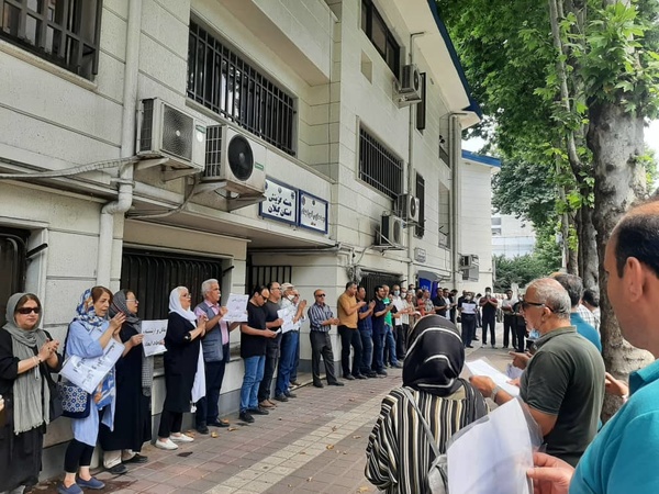 تجمع اعتراضی بازنشستگان بانکها برای افزایش حقوق ها تجمع اعتراضی بازنشستگان بانکها برای افزایش حقوق ها