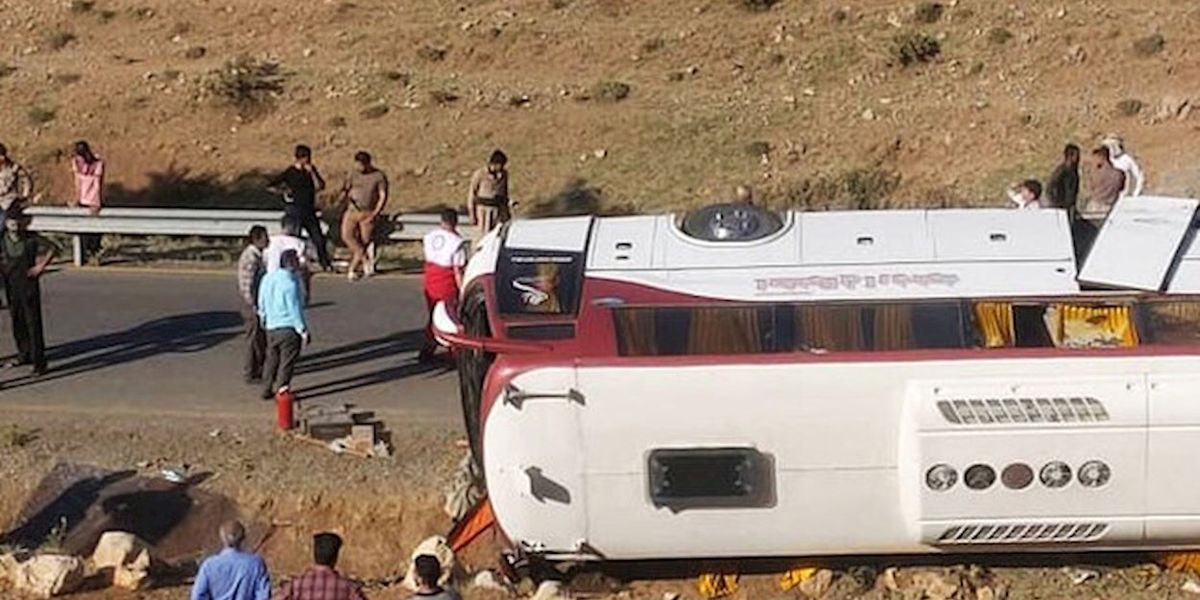 واژگونی اتوبوس کوهنوردان در زنجان واژگونی اتوبوس کوهنوردان در زنجان