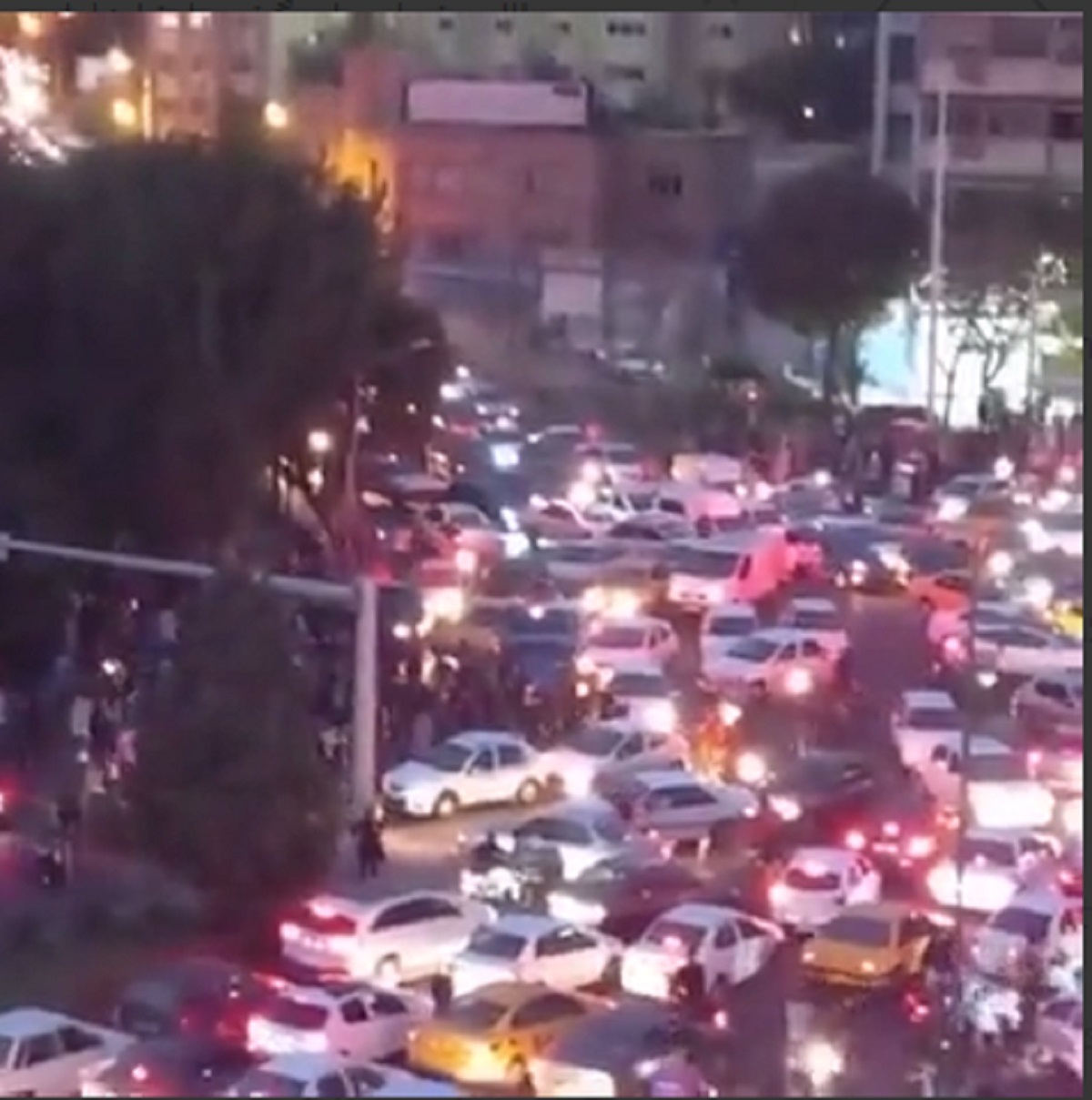 گزارش فارس از تجمع اعتراضی سه شنبه در تهران / شعارها: «بیشرف، نترسید ما همه باهم هستیم، مرگ بر دیکتاتور و…» (+فیلم) گزارش فارس از تجمع اعتراضی سه شنبه در تهران / شعارها: «بیشرف، نترسید ما همه باهم هستیم، مرگ بر دیکتاتور و…» (+فیلم)